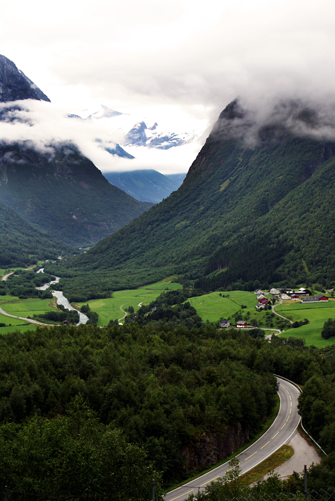 Alpenrundfahrt: Geniessen Sie eine private Tour durch die beeindruckende Alpenlandschaft, mit Aussicht auf majestätische Gipfel und charmante Bergdörfer.